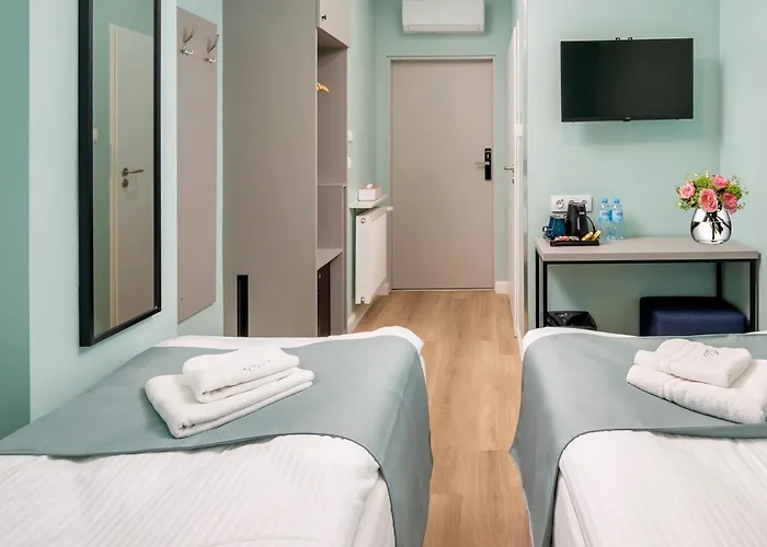 Jess Inn Hostel Rondo Charles De Gaulle