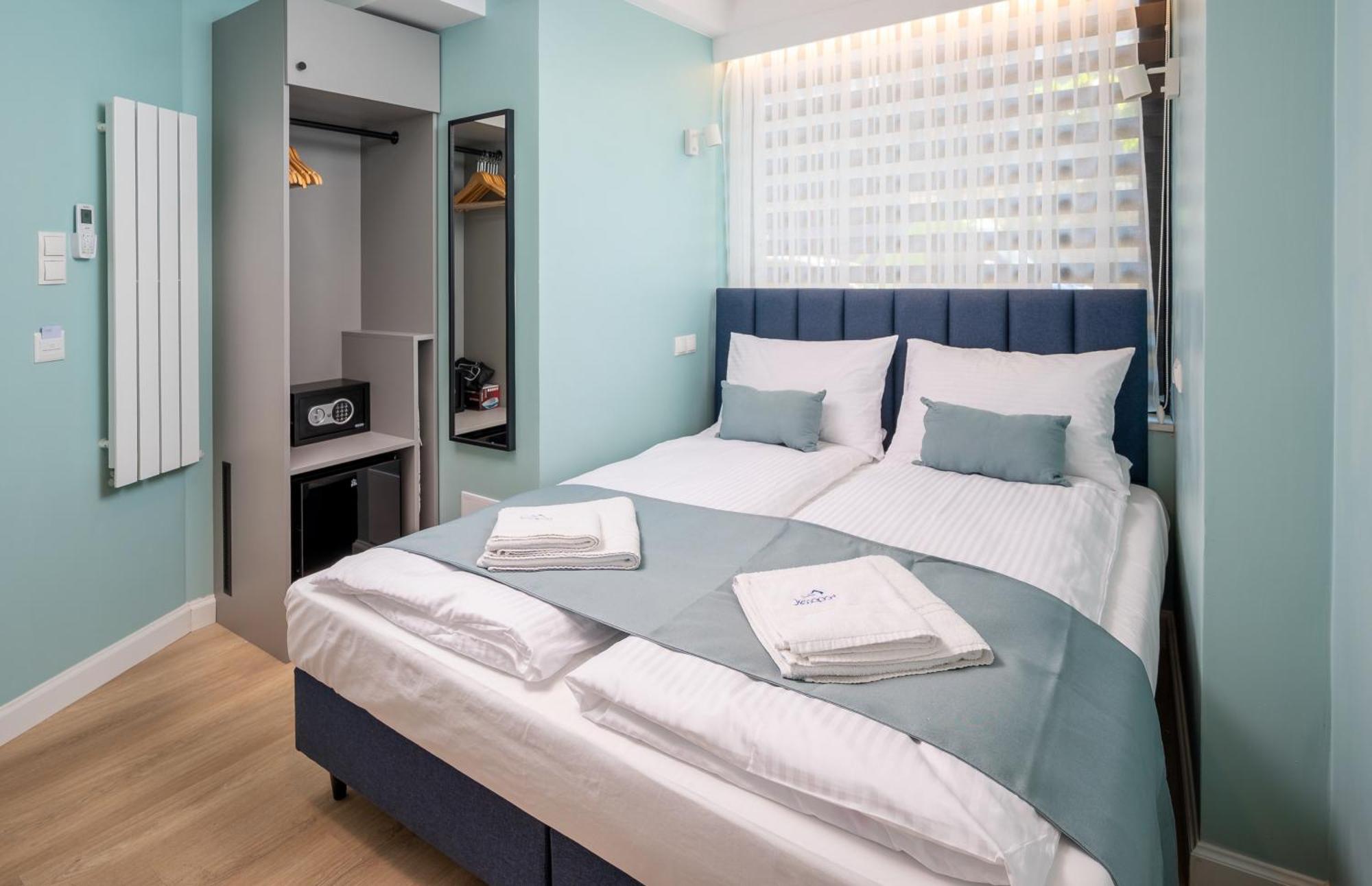 Jess Rondo Charles De Gaulle Hostel *