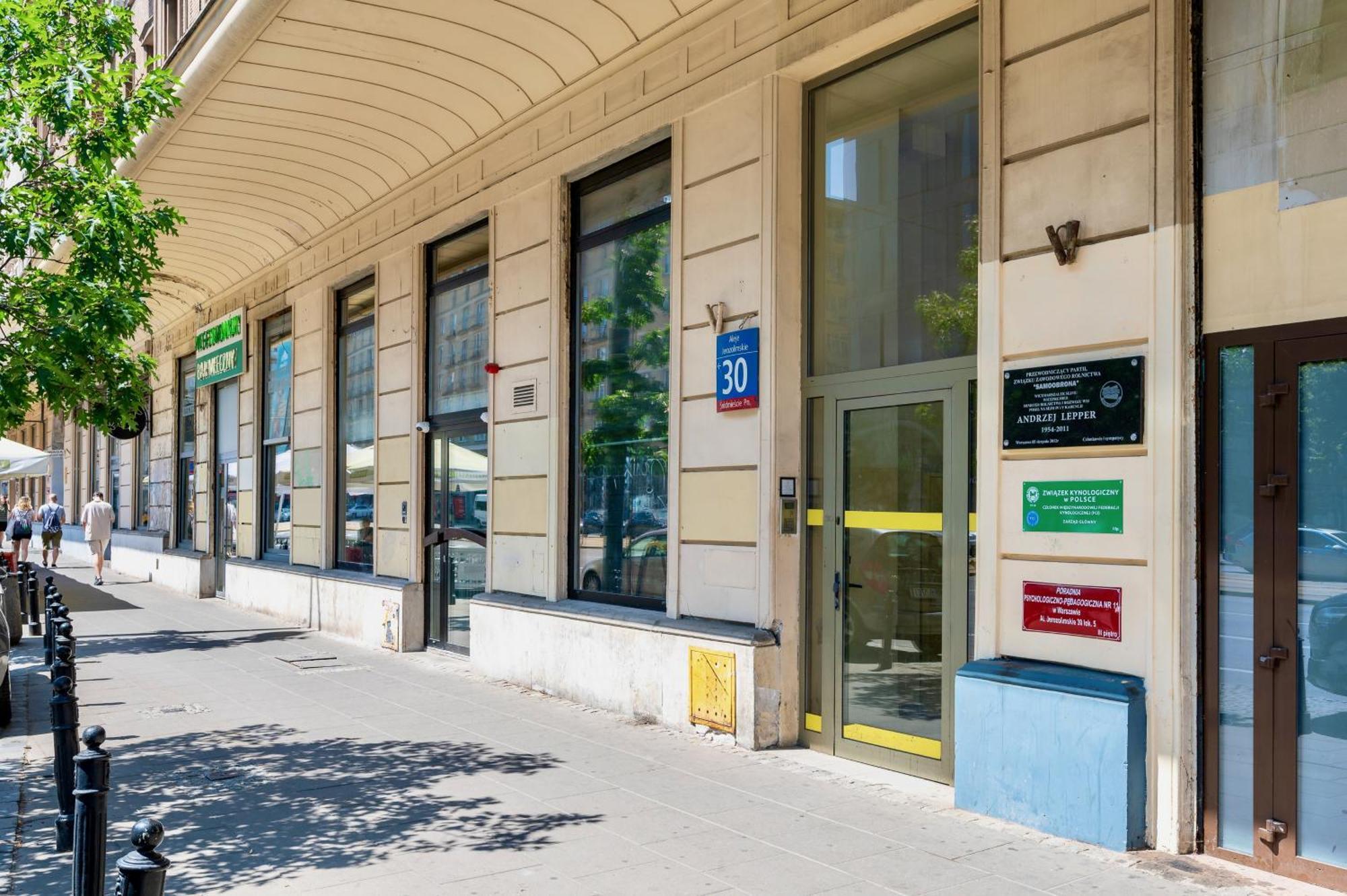 Jess Rondo Charles De Gaulle Hostel Warsaw